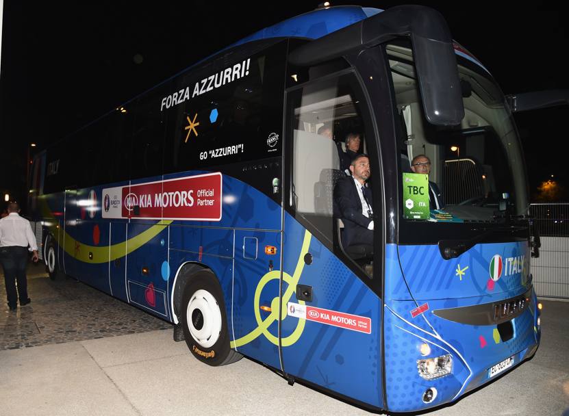 Il bus degli azzurri arrivati a Montpellier. Getty